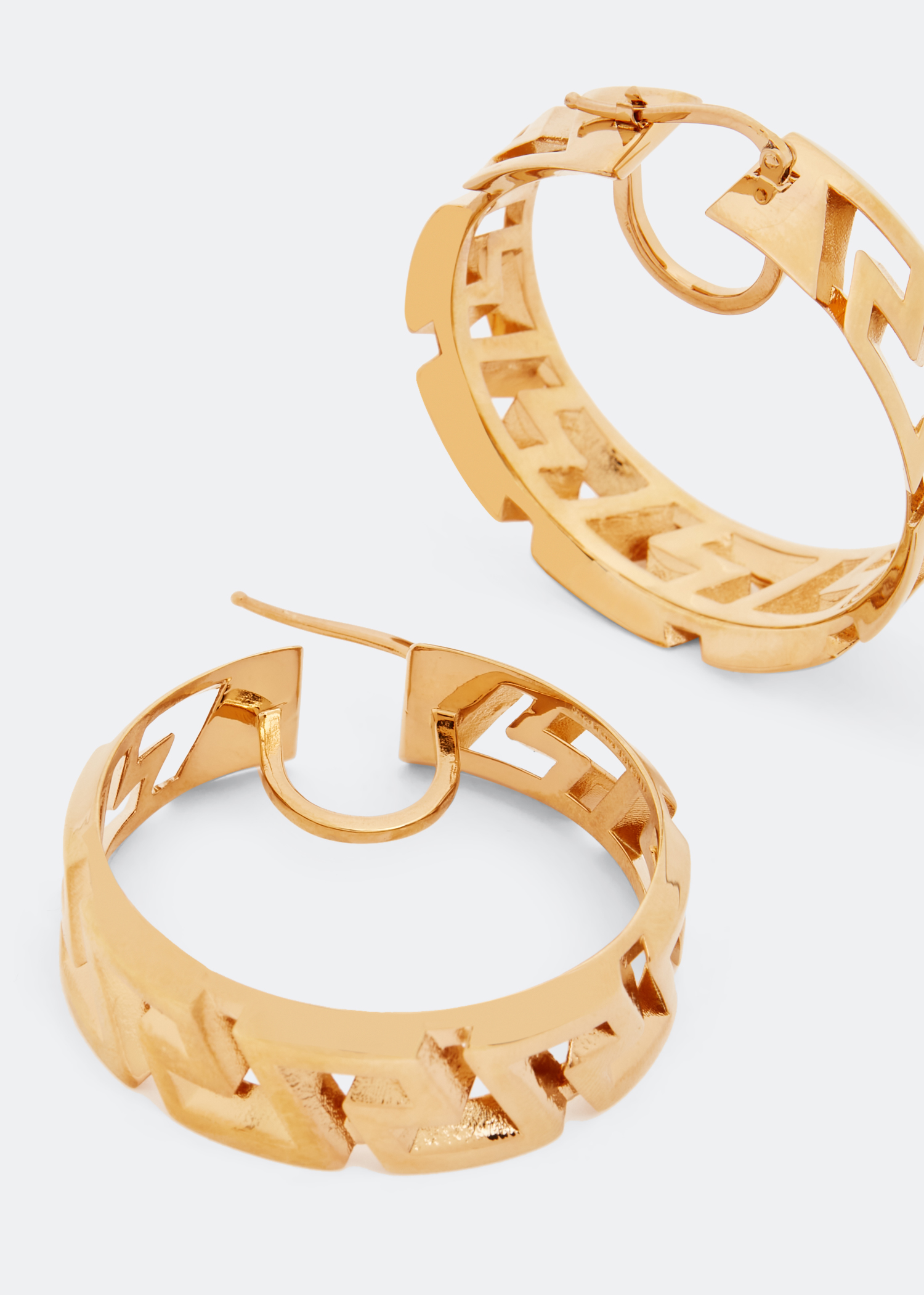 

V Logo earrings, Gold