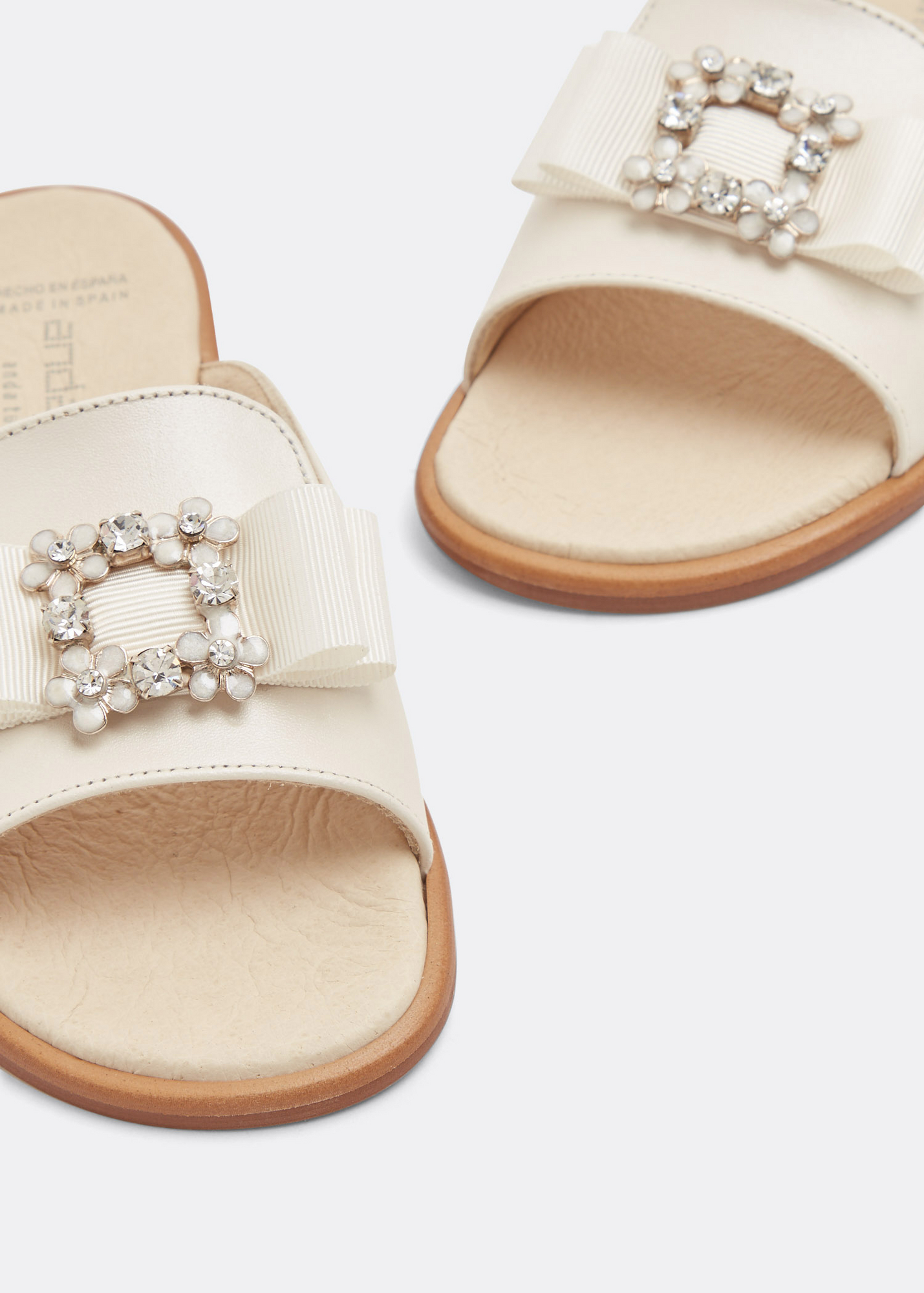 

Piso sandals, White