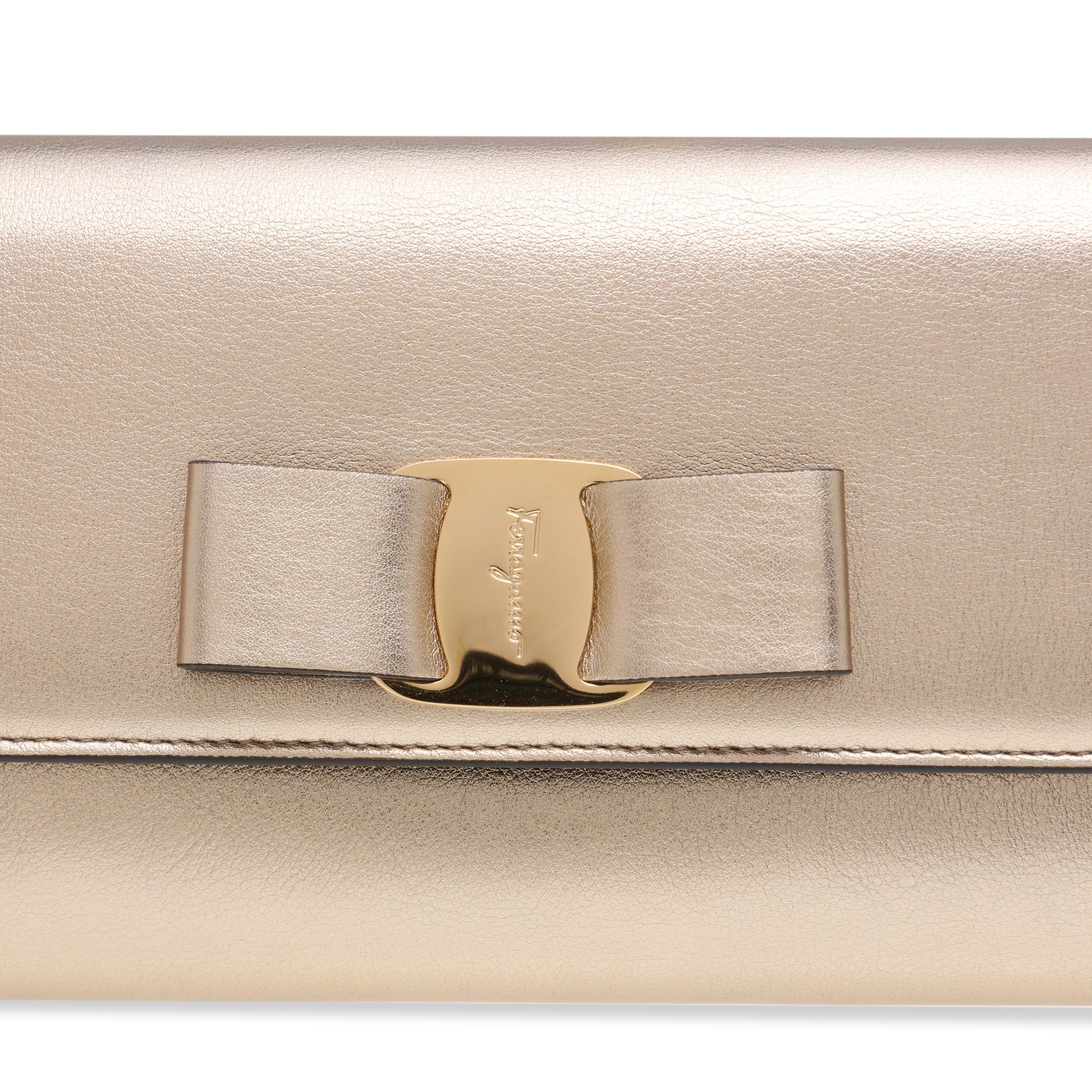

Vara bow clutch, Gold