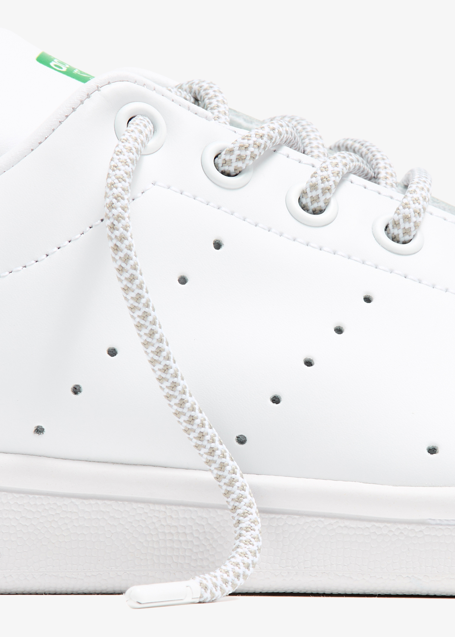 

Pre-treated laces, White