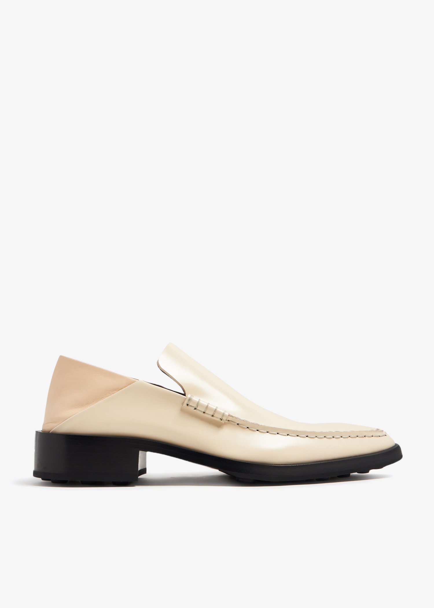 

Flat mocassins, White