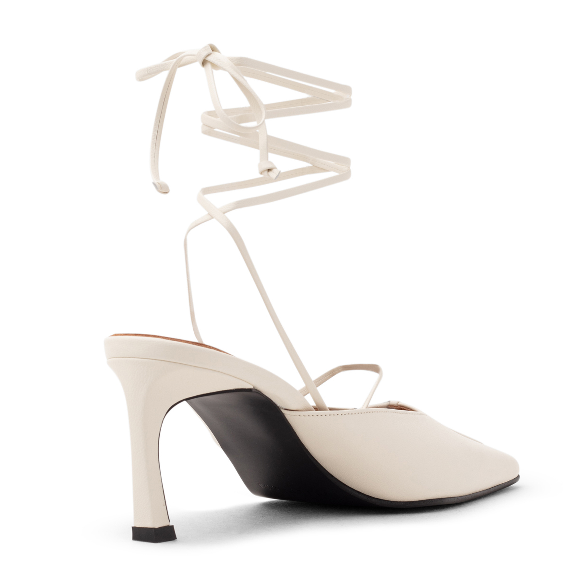 

Piping strap pumps, White